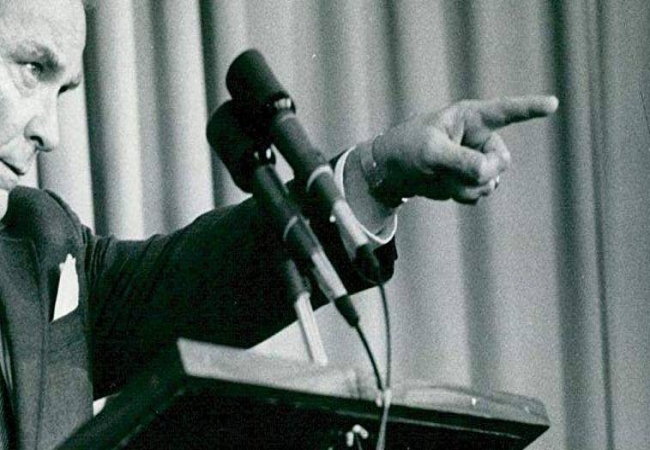 Γεώργιος Αποστολάκης, Το τέλος των διαχειριστών: Γιατί η νέα γενιά δεν ζητάει «σωτήρες», αλλά νόημα!